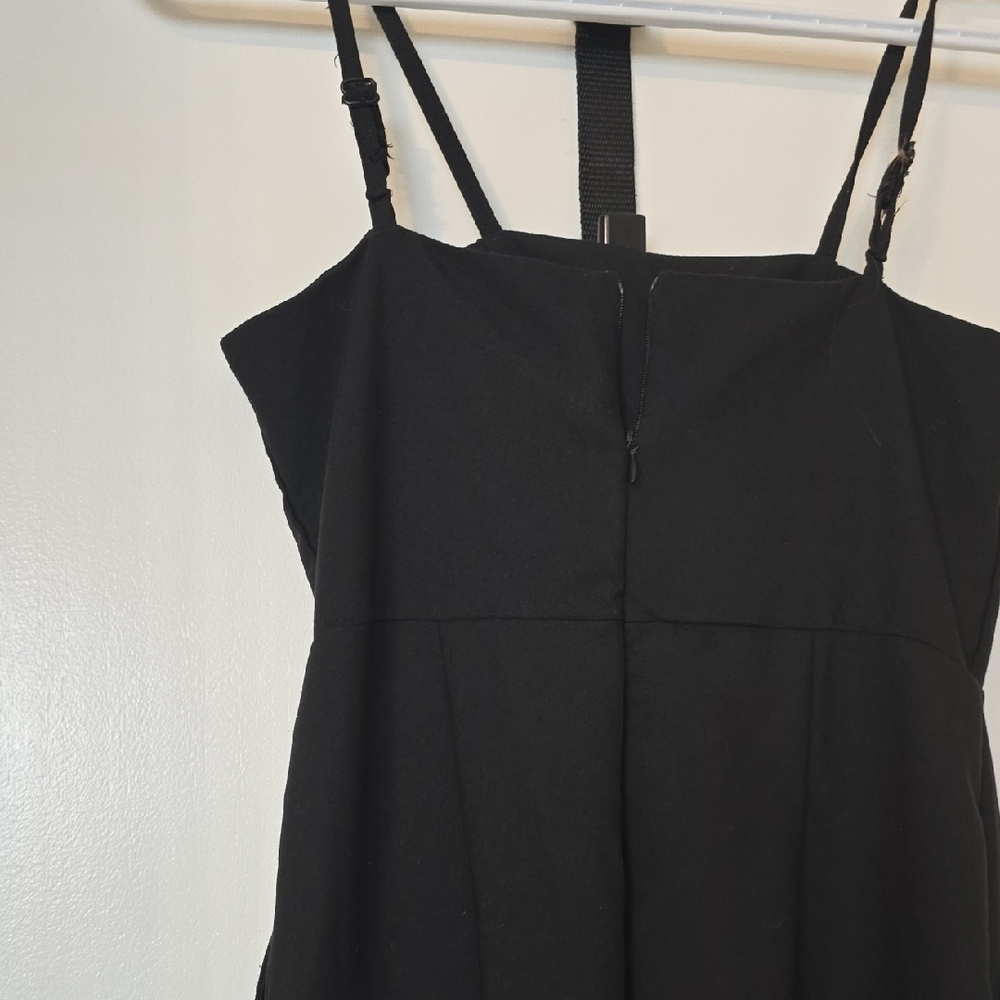Elegant Black Jumpsuit with Gold Accent - Picture 6 of 6